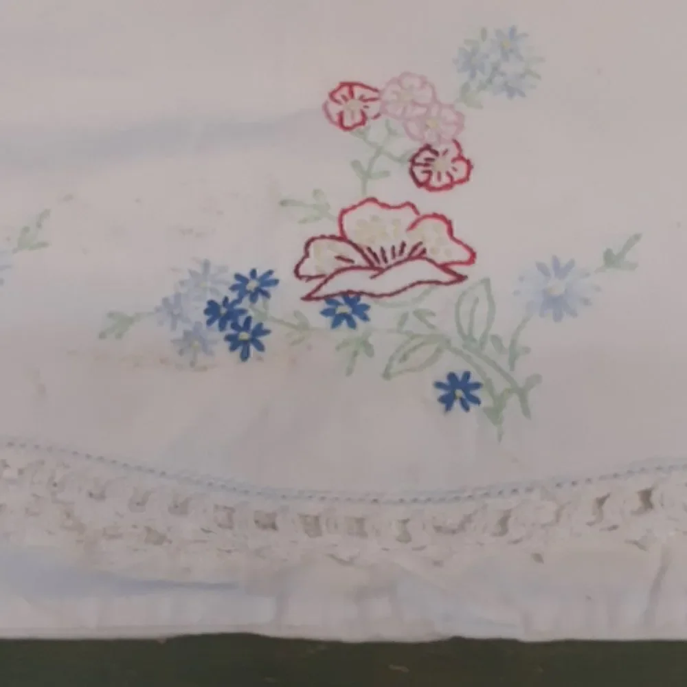 ‎Beautifully embroidered vintage pillow case  with tatted lace edge